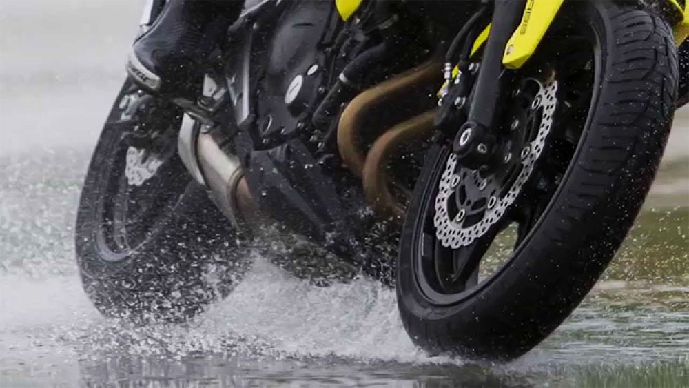 cuebierta moto lluvia