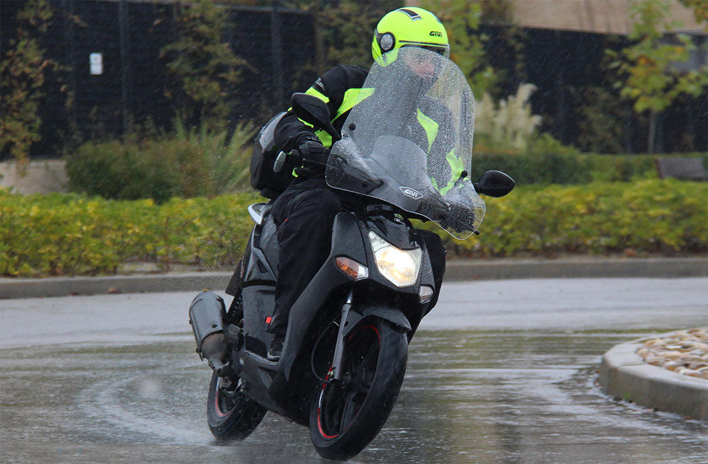 doblando moto