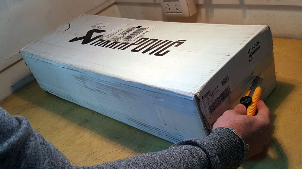 caja akrapovic